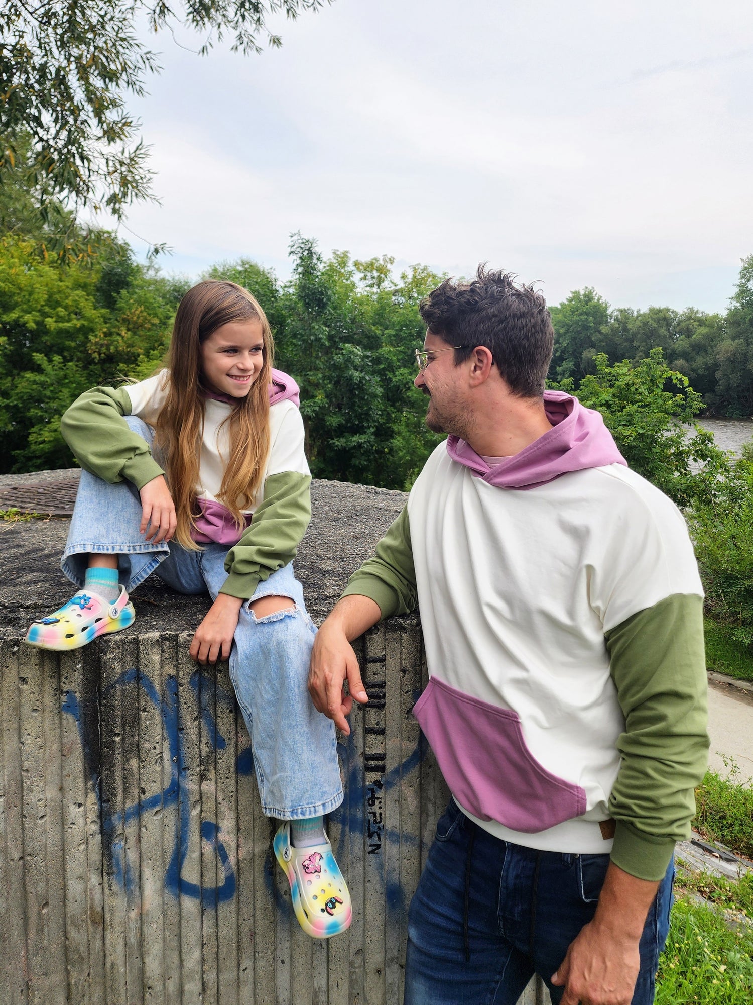 Image de la famille de la fondatrice de l'entreprise québécoise, Boutique STYLAY, portant la nouvelle collection de vêtements Alter-Ego