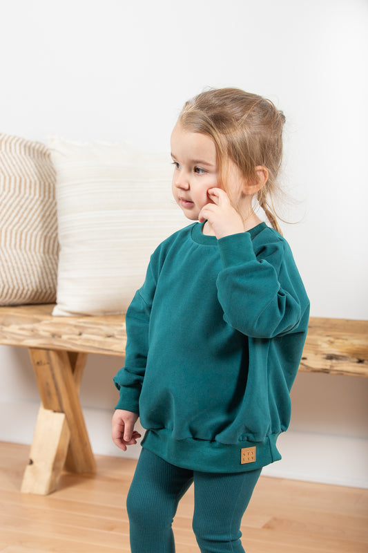 Image d'une petite fille portant la nouvelle collection de vêtements Idyllique, de l'entreprise québécoise, Boutique STYLAY