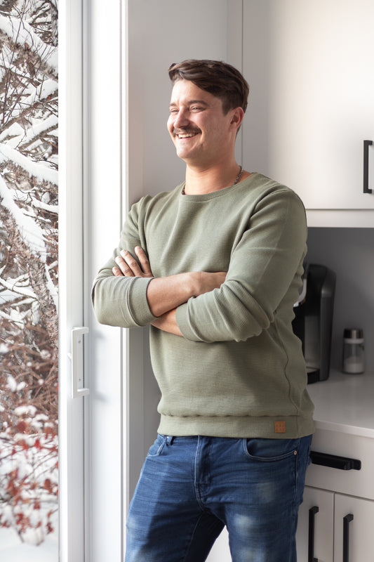 Image d'un homme portant la nouvelle collection de vêtements Idyllique, de l'entreprise québécoise, Boutique STYLAY