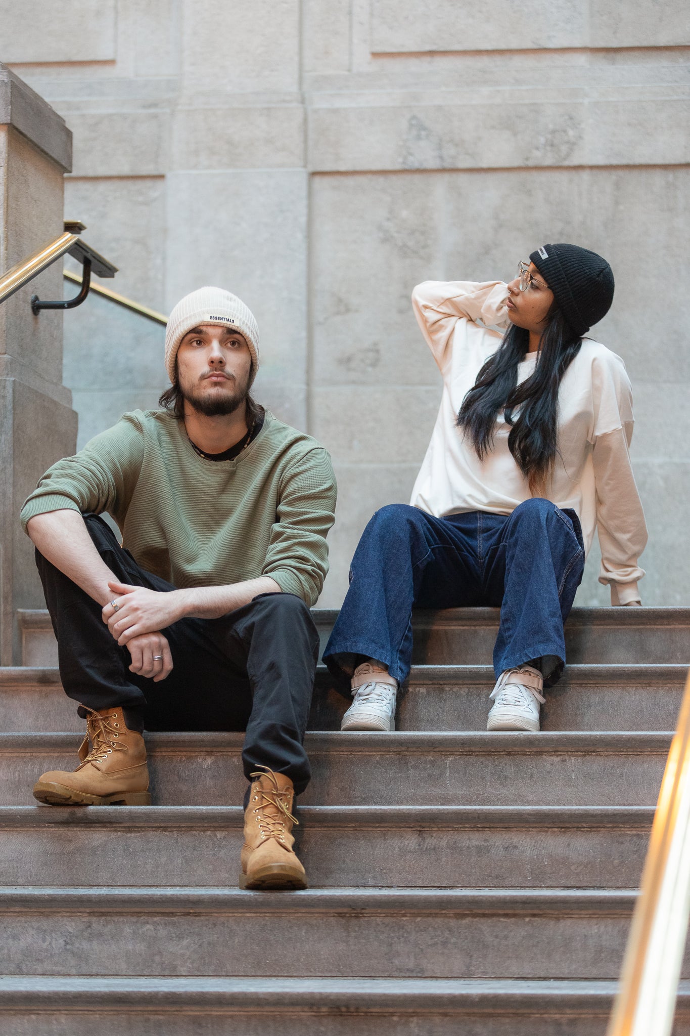 Image d'un homme et d'une femme portant les chandails de la Boutique STYLAY